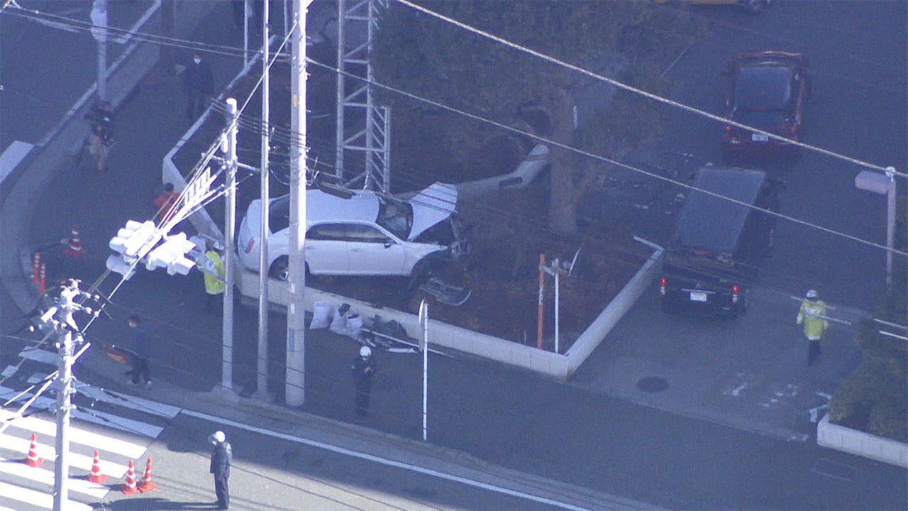 速報 車同士が衝突 歩道突っ込み歩行者２人巻き込む うち1人意識不明 神奈川 藤沢市 Fnnプライムオンライン Goo ニュース