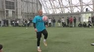 サッカー元日本代表・小野伸二さんらが富山市でサッカー教室 小中学生を熱血指導