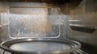 ギトギトした電子レンジの油汚れは「重曹水」でラクに落とせる！「蒸気」の力も利用した簡単掃除術
