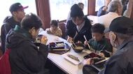 南砺市利賀村で恒例の新そば祭り  そば打ちの実演も 家族連れなどで賑わう