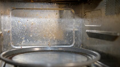 ギトギトした電子レンジの油汚れは「重曹水」でラクに落とせる！「蒸気」の力も利用した簡単掃除術