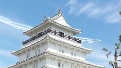 島原の上空をブルーインパルスが飛んだ！島原城400周年に花を添える演出の数々に歓声【長崎発】