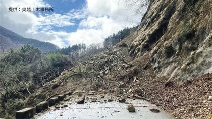 国道157号でまた土砂崩れ　大野市中島から岐阜県境が全面通行止め　高さ約40ｍ、幅25ｍの斜面崩落…逃げ遅れ車両あるか確認できず　福井