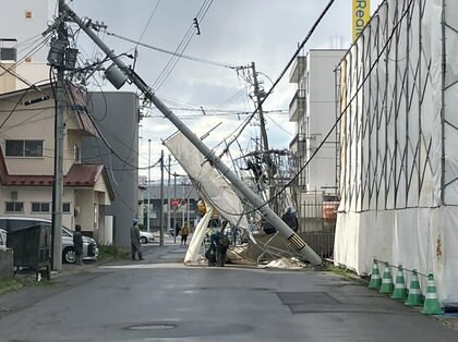 【旭川市で電柱が倒れる】”斜め45度”の状態に…付近で停電発生