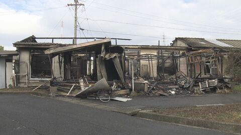80代夫婦が死亡か…市営住宅で火事 5軒棟続きのうち2軒が全焼 火元の住宅から性別不明の2人の遺体見つかる