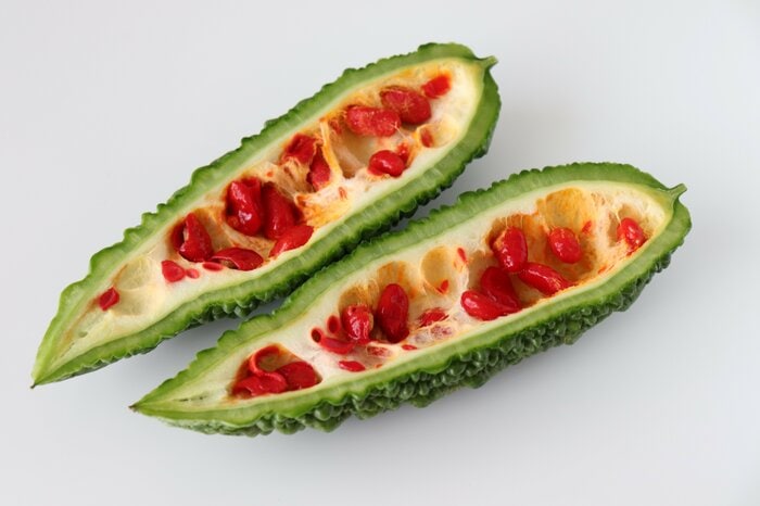 種が赤くなったゴーヤー。赤いゼリー状の部分も食べられる