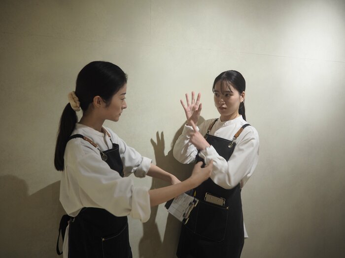 店員同士もジェスチャーでコミュニケーションして作業を行う