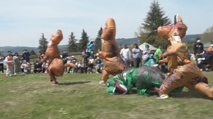 緑色のティラノサウルスが転倒…