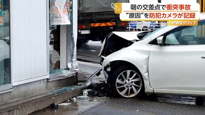 店に衝突して停止していた白い車