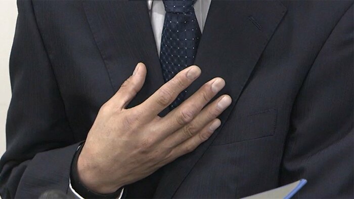 原告の30代男性(2025年2月に会見)