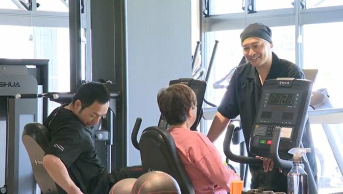 ジムに通う人と談笑する後藤さん