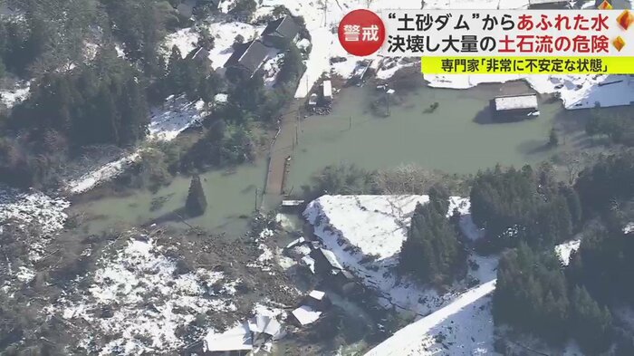 土砂崩れによって天然のダムができていた(11日輪島市)