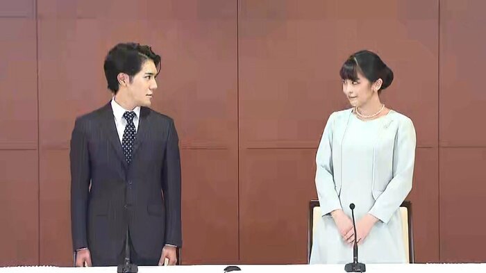 結婚会見に臨んだ小室夫妻(26日午後 東京・千代田区)