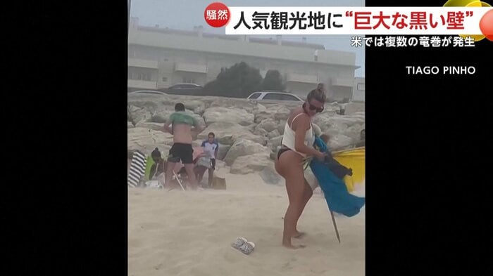 慌てて海岸から避難する人々