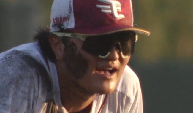 顔まで泥だらけになりながら練習に臨む青野拓海選手