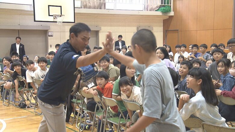 キャッチボールで交流も…川上憲伸さんが小学校で“備える大切さ”を伝える特別授業 防災についてクイズ形式で｜FNNプライムオンライン