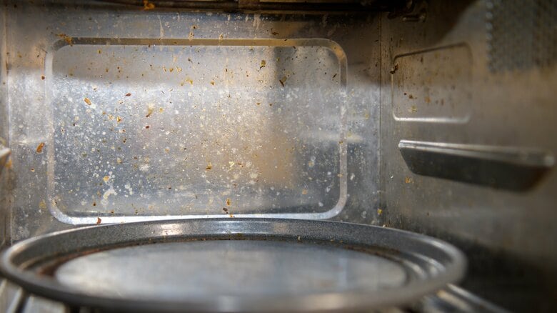 ギトギトした電子レンジの油汚れは「重曹水」でラクに落とせる!「蒸気」の力も利用した簡単掃除術|FNNプライムオンライン