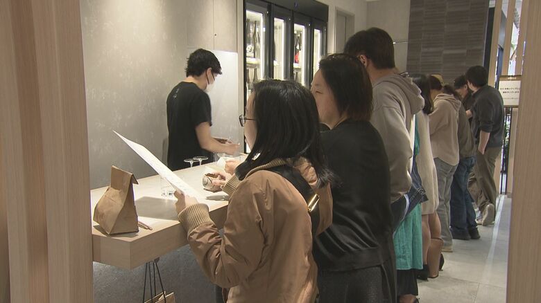 “器で変わる日本酒体験”…4万4000円の工芸品も 東海地方の作家が手がけた高級酒器を選べる立ち飲み店｜FNNプライムオンライン