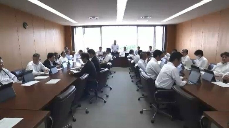 「事前説明なし」に議会側が“反発”…会議開始が4時間遅れに　執行部との関係も変化へ　民主県政県議団は3分裂　福岡県議会｜FNNプライムオンライン