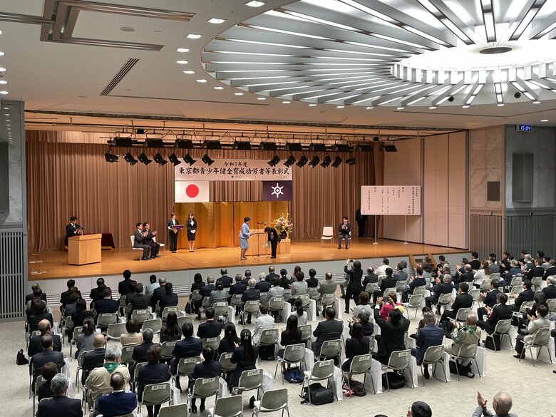少年補導員らに東京都が表彰状を贈呈「あの時の少年が今何をしているのか…」26年間街角で声をかけてきた補導員も｜FNNプライムオンライン