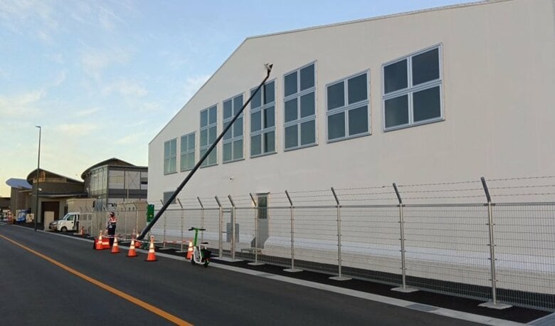 【万博】トラック衝突の照明柱が“空飛ぶクルマ”格納庫に接触　外周走るバス運行に一部影響｜FNNプライムオンライン