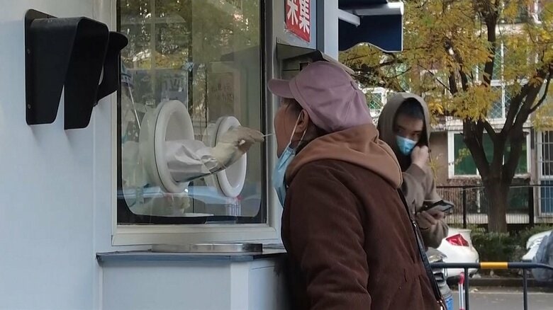 街角で行われるPCR検査