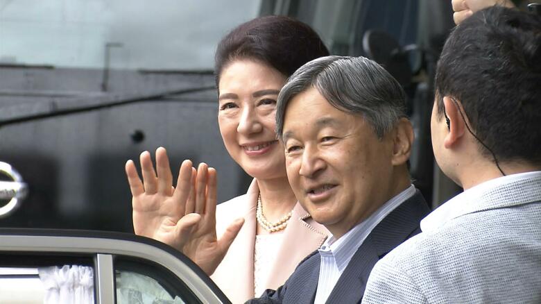 京都駅で歓声に応えられる天皇皇后両陛下