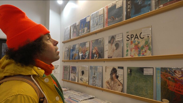 ニューヨークで日本のレコードを探す男性客