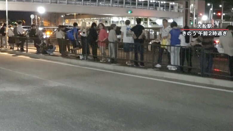 駅の外にも続く列