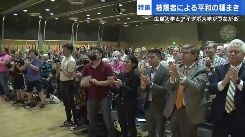 拍手を送る満員の聴衆