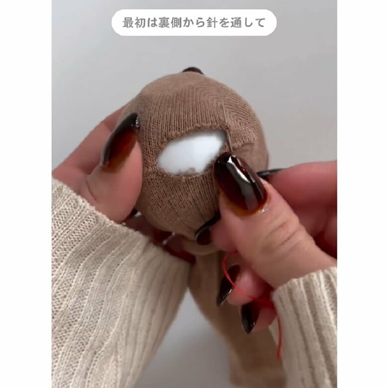 靴下の中にカプセル玩具の容器を入れてヘアゴムで固定