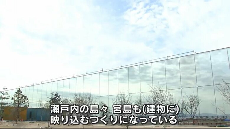 建設中の施設はミラーガラス張り