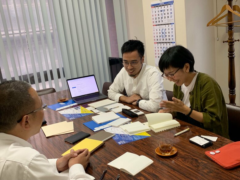 打ち合わせの様子（提供：左ききの道具店）