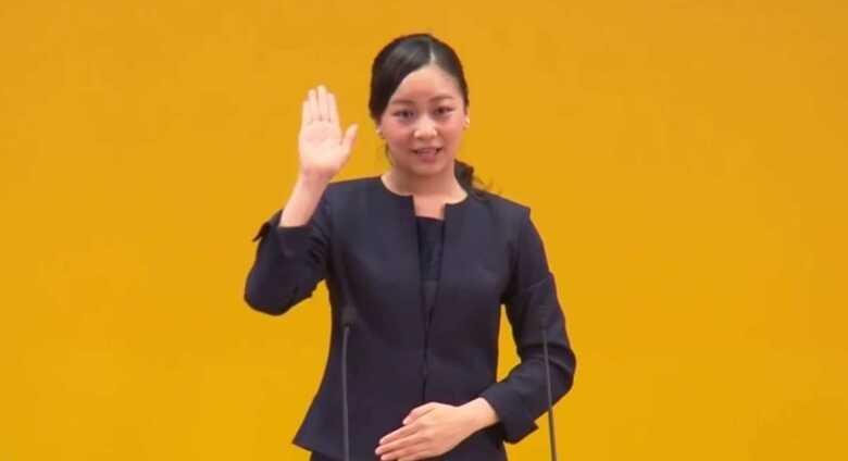 手話で挨拶される佳子さま（10月）