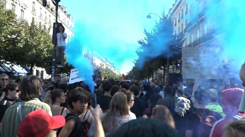 デモの最中に炊かれた煙（18日）