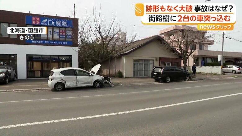 フロントグリルが外れ、ボンネットが大きくめくれ上がっている車