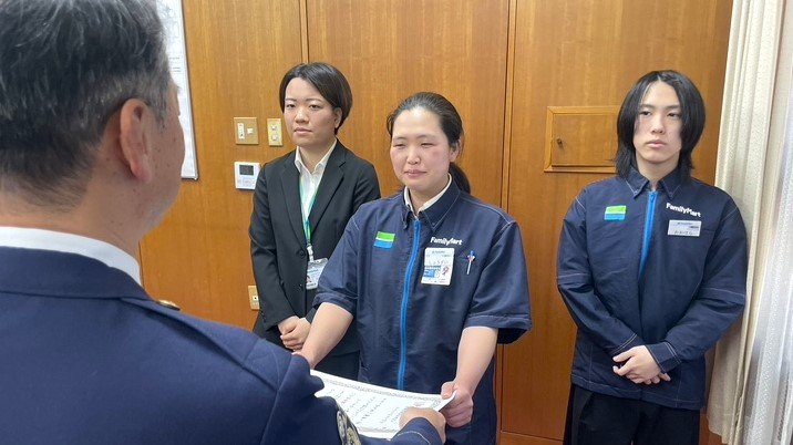 感謝状を贈られた祥瑞店長と大原さんら