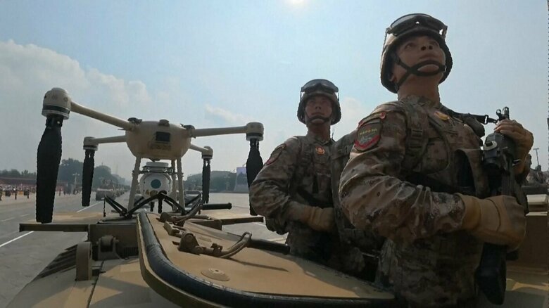 中国軍の装甲車両に搭載されたクアッドコプター型ドローン
