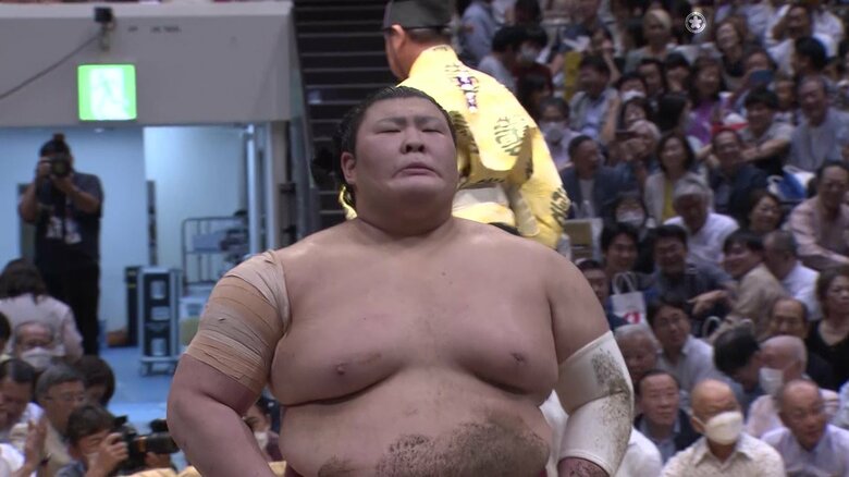 優勝決定戦で敗れた熱海富士は悔しそうな表情を見せる（東京・両国国技館）