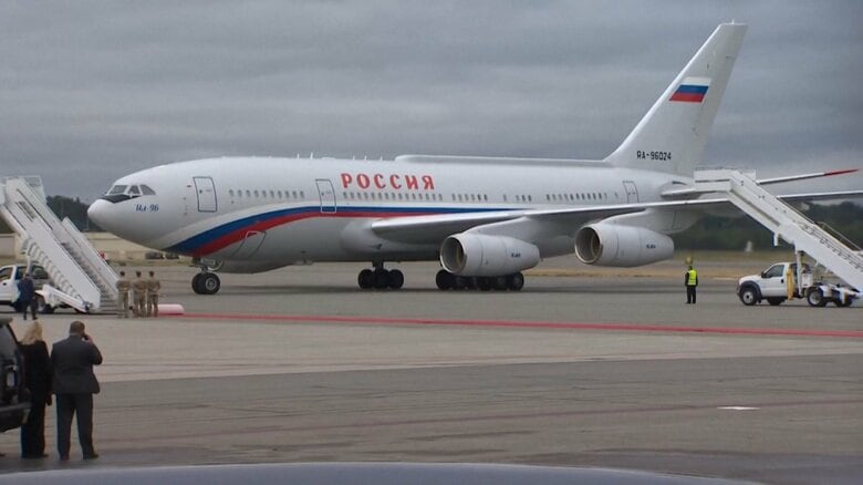 露大統領専用機IL-96-300PU　機体各部にアンテナが目立つ