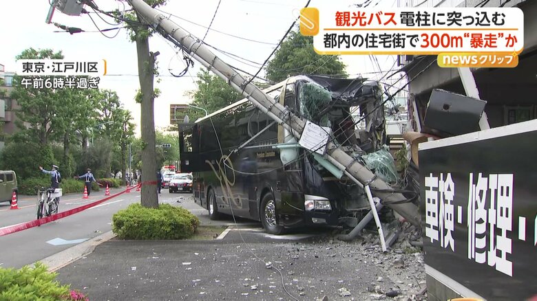 運転席にめり込んでいる折れた電柱