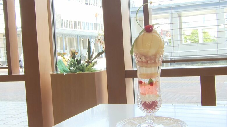 白桃のムースやコンポート、ココナッツのメレンゲ、アセロラジュレなどが重なり合う