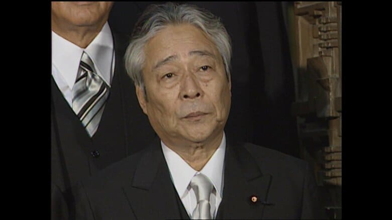 小泉首相が「参院選候補者は派閥離脱して臨むべき」と表明したところ青木幹雄参院幹事長（当時）が反発した