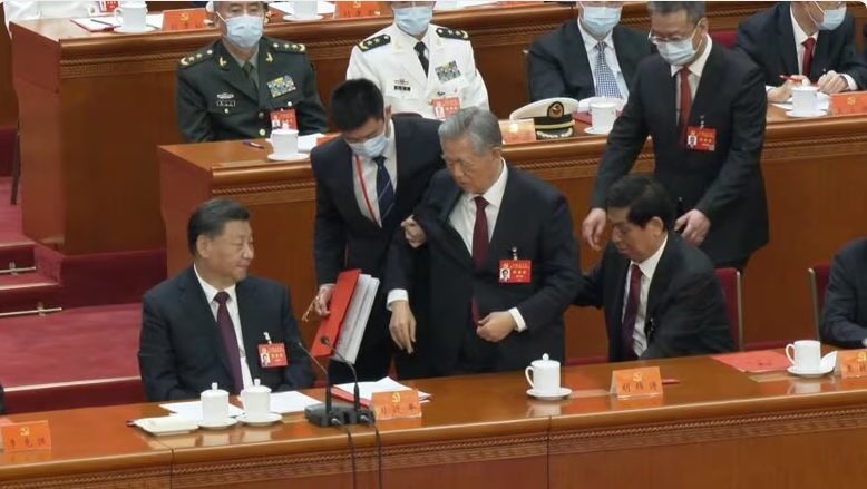 共産党大会閉幕式から退席する胡錦濤氏（2022年10月）