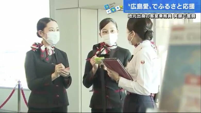 制服に着替え、打ち合わせをする田地さん（左）と橘さん（中央）
