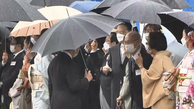 2019年にノーベル化学賞を受賞した吉野彰さんと言葉を交わされる両陛下