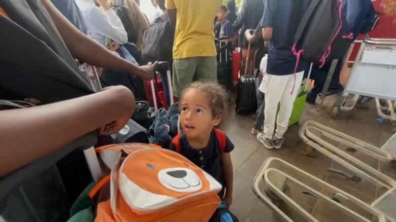 クーデター発生のニジェールから出国するため空港に到着した避難者