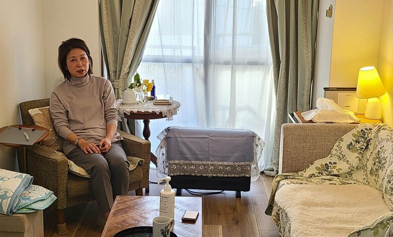 カウンセリングルームで話す小早川明子さん（2023年4月）