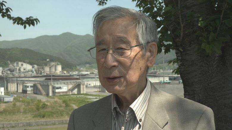 震災当時に撮影した高台を訪れた齊藤さん（2026年5月）
