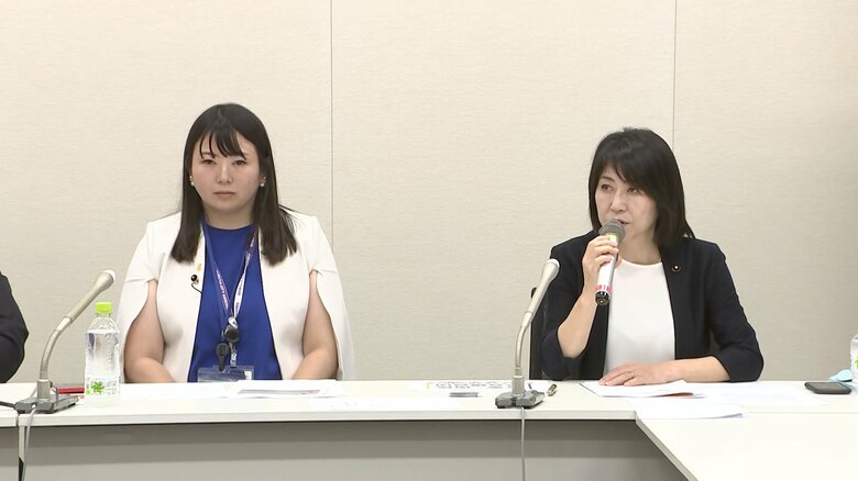 会見に臨んだ桑水流区議（左）